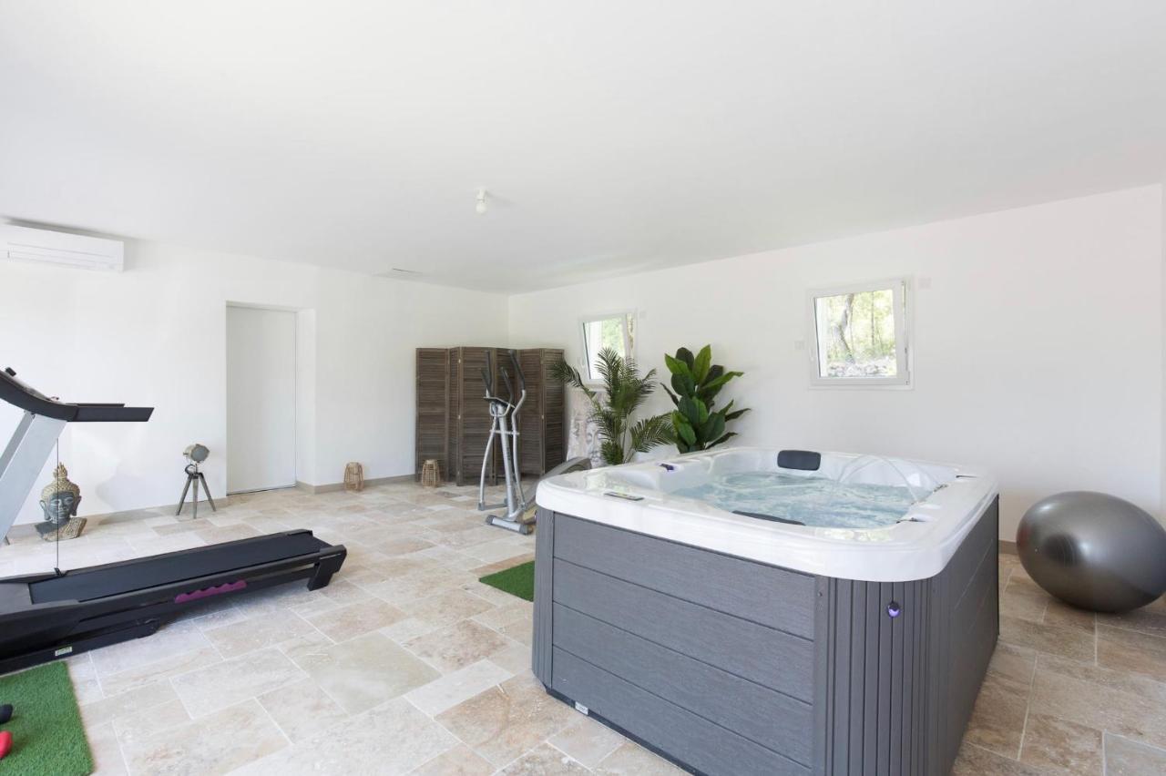 Villa LA GRANDE BASTIDE avec piscine, climatisation et salle de sport Seillans Esterno foto